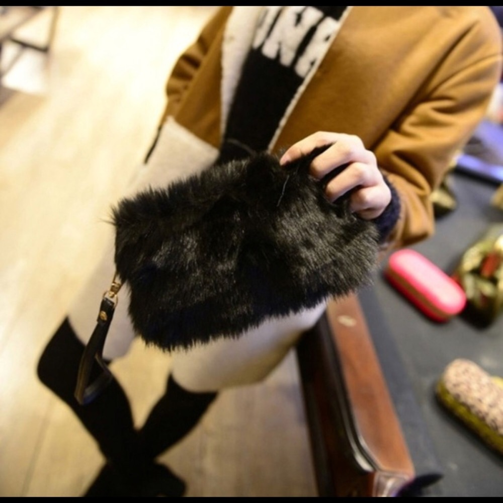Host Pick 3/18🎉Faux Fur Adorable Clutch/Wristlet - Picture 2 of 4